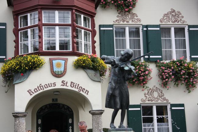 ザンクト・ギルゲンの町役場前に建つヴァイオリンを弾くモーツァルトの銅像　14:45<br />W.A.Mozart playing the violin in front of Mozarthaus, now Rathaus of St.Gilgen<br /><br /><br /><br /><br />