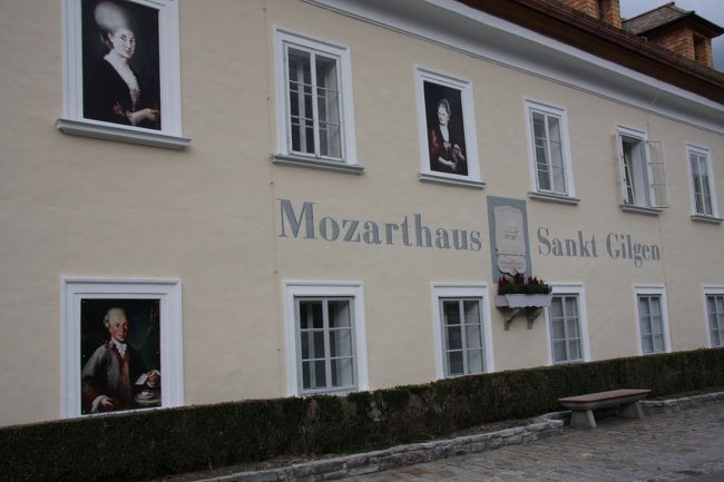 サンクト・ギルゲンのモーツァルト・ハウスはモーツァルトの母と姉が住んでいた家で、今は役場Rathausになっている。<br />Rathausはrat（ねずみ：英語）のhaus（家：独語）ではないようです（笑い）<br /><br />Mozarthaus in St.Gilgen where W.A.Mozart's mother and his elder sister lived is now Rathaus of St.Gilgen.<br /><br />