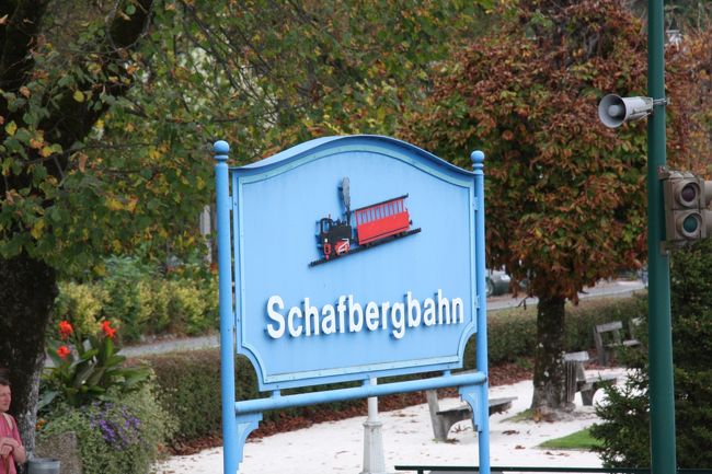 登山電車シャーフベルグ鉄道Schafbergbahnの案内標識が船から見えます。<br /><br />鉄道会社サイト（英語版）<br />http://www.schafbergbahn.at/service/downloads/infofolder-englisch.html<br /><br />