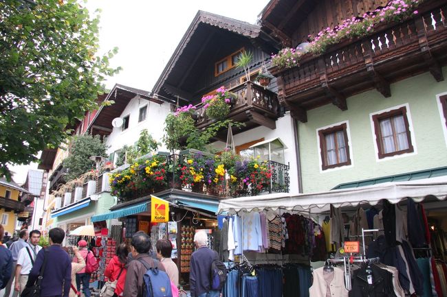 ザンクト･ウォルフガングの街並み　その1<br /><br />バルコニーの花が潤いを与えてくれる。<br />観光地だが日用衣料品店などもある。