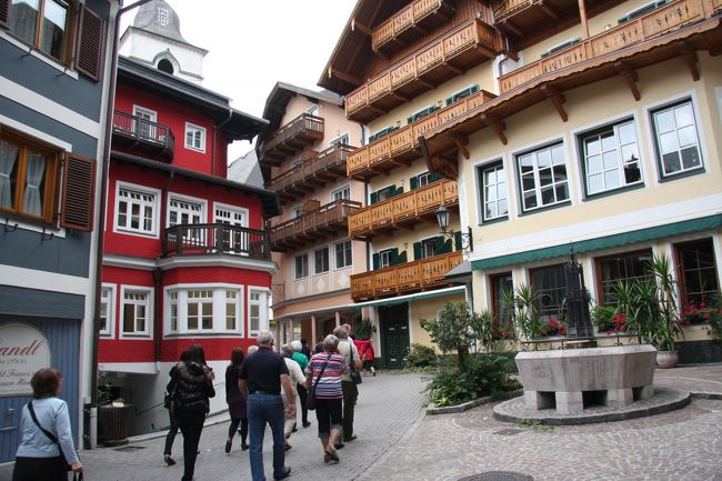 ザンクト･ウォルフガングの街並み　その4<br /><br />個性的な色使いで楽しそうだ。<br />右手前に見えるのはおそらく井戸だろう。