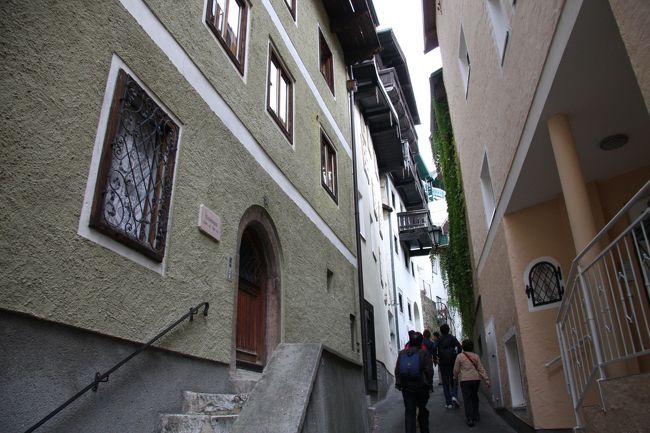 家並みは古く、狭い路地を往く。