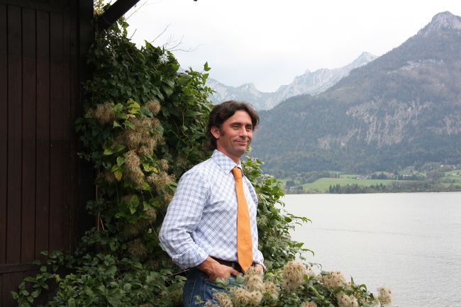 バスの運転手は対岸の山の向こうに住んでいるそうだ。