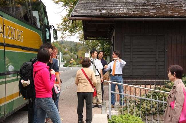 バスの運転手がツアー・ガイドの高森さんに何やら説明中。