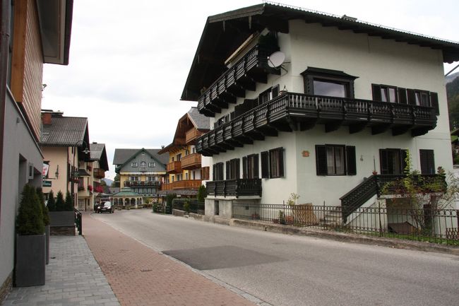 この地方の建築様式はバルコニーが特徴のようだ。<br />専門的にはわかりません。