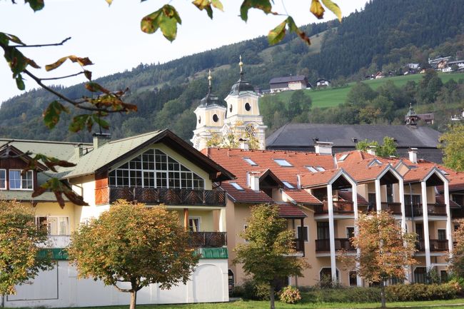 モントゼーの教会が見えてきた。<br />このような山の麓にある。<br /><br />手前右の住宅の3階は、屋根に明り取りの窓があり、天井が高そうで中を覗いてみたくなる。