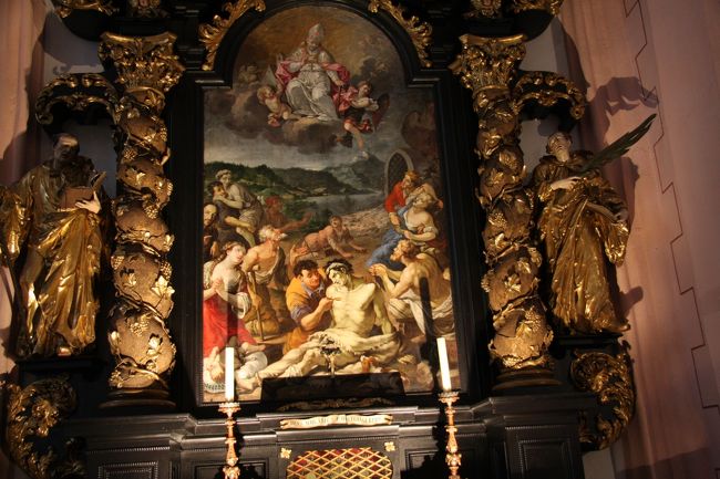 教会の祭壇の彫刻の見事さに言葉がない。　　　<br /><br />The alter of the chapel is too gorgeous to explain with words.