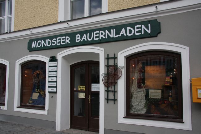 一階には「農民の店」MONDSEER BAUERNLADENの表示がある　　　　