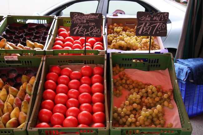 きれいに並んだ真っ赤な完熟トマトが食欲をそそりる。<br /><br />トマト　1Kg 2.4ユーロ（当時320円）<br />ブドウ　1Kg 7.8ユーロ（当時1050円）<br />