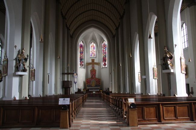 <br />ミラベル広場の中央にある聖アンドレー教会に一歩入ると外の市場の喧騒が嘘のようだ <br />12:42<br /><br />Inside of St.Andrakirche is completely separated from hustle and bustle of the market.<br />