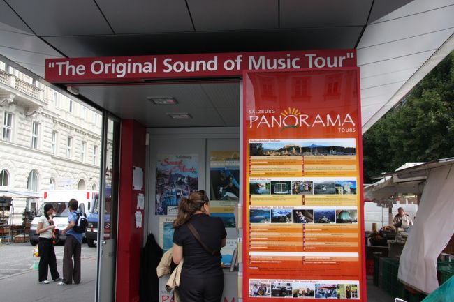 ミラベル広場にあるサウンドオブミュージックツアーのチケット売り場<br />　　12：49<br />Ticket office of PANORAMA TOUR at the corner of Mirabellplatz<br /><br /><br />