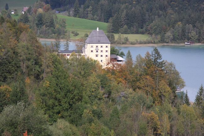 フシュル湖の高台に建つ古城ホテル?Hotel Schloss Fuschl?<br />『サウンド･オブ･ミュージック』の冒頭の空撮シーンに登場した。<br />