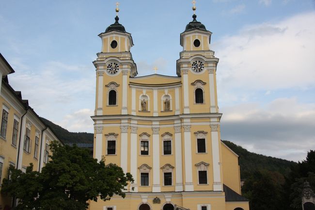 モントゼーの教会　　<br />サウンドオブミュージックの挙式で有名とか（私見てないの）17:02<br />The chapel of Mondsee is said to be famous for the scene of the Marriage.<br /><br />表紙に採用した。