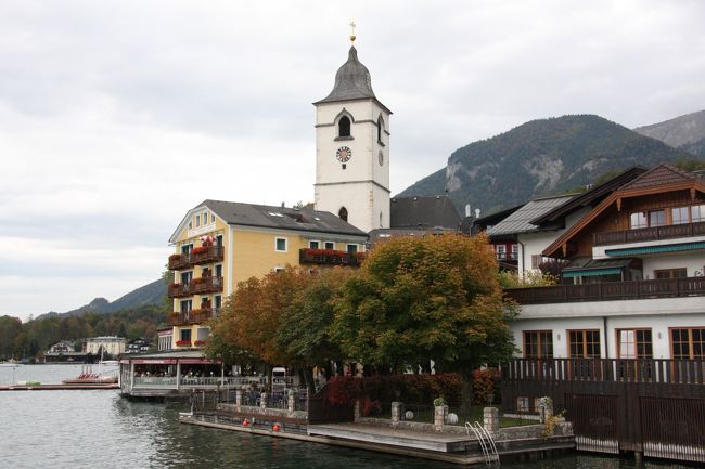 白く美しいザンクト･ウォルフガングの教会の塔<br />手前の木々は黄葉が始まっている。 　<br />　　<br />The beautiful white tower of the chapel in St.Wolfgang