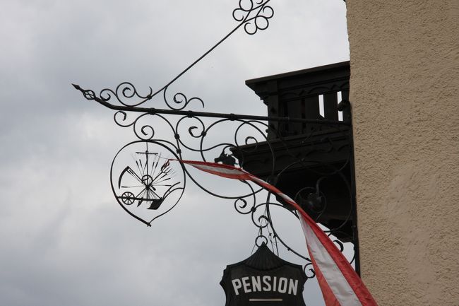 ペンションが掲げる鍛鉄造りの看板（ザルツブルグではゲトライデ小路が特に有名）14:48<br /><br />A signboard of PENSION is made of forged iron. Getreidegasse is famous for it. <br />