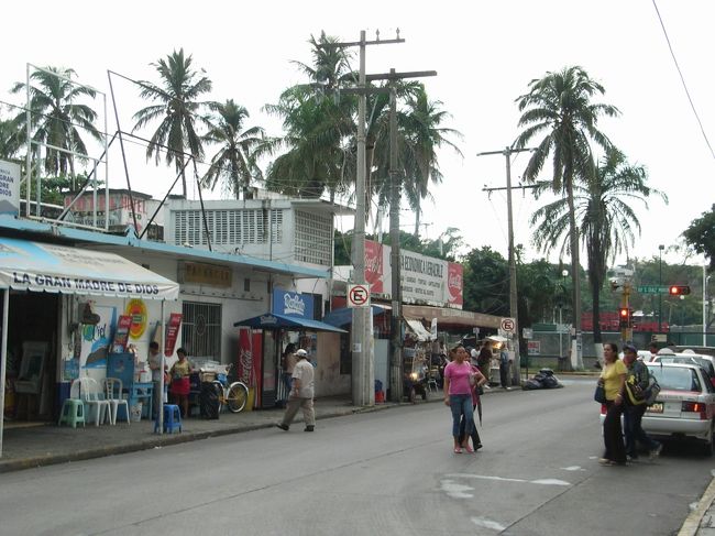 ホテル付近の街並み。どことなく東南アジアにいるような風景。<br />
