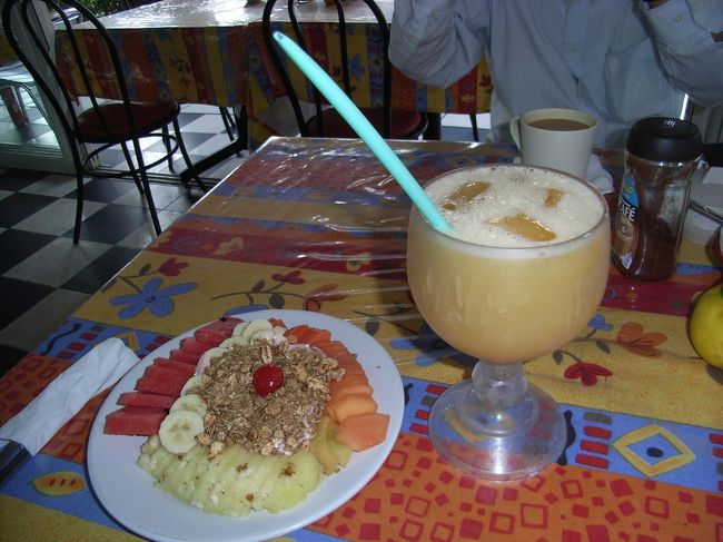 オレンジュースを頼んだら、ビールの大ジョッキほどのグラスに入って絞りたてのオレンジジュースが出てきた。メキシコ人はこのサイズを普通に飲んでいる。