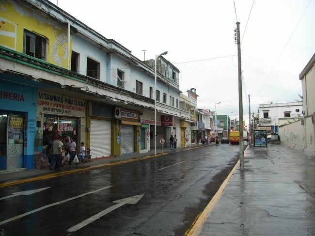 食後、バスターミナルからバスでベラクルス市内に来た。オレンジジュースが効いたのか・・・。ちょうど近くにあった市場でトイレ探す。<br />
