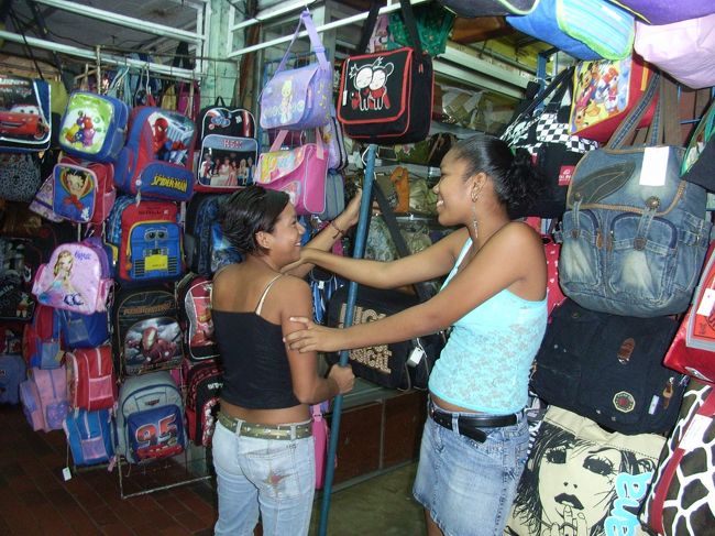 友人がトイレ探しにあせっていた姿が市場の女の子の店員達にうけた。<br />