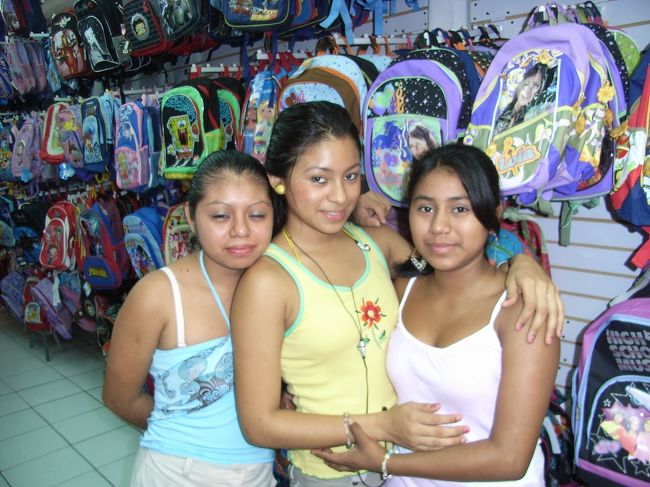 友人がトイレに行っている間、雨が激しく降ってきたので、日本のお菓子や折鶴をあげたりして市場の女性店員達と1時間くらいは話をしたりして交流を図った。記念写真を一緒に撮ったが、女の子から肩を組んできたり、頬を寄せたりしてきて、すごく得した気分だった。<br />