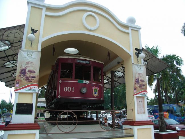 雨が小降りになったので市場の店員達に別れを告げ街歩きを開始した。写真は公園にあった電車。かつてベラクルス市内を走っていたものか？