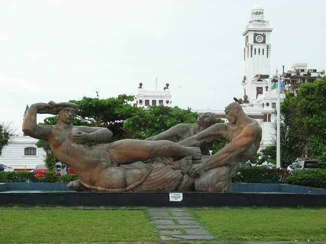 港に面して立つ像と建物<br />