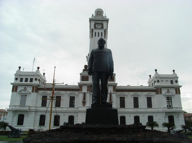 港に面した通りにある建物と銅像。何の建物で誰の像かは不明。<br />