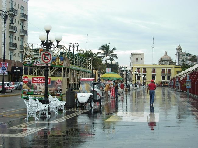 市内バス。雨が降って天気も悪かったので観光客はほとんどいなかった。そもそも観光するようなところがあまりない街である。<br />