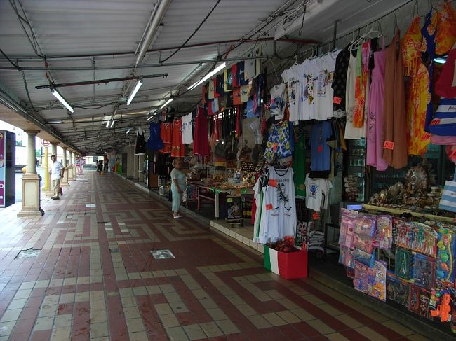 港付近の土産屋。