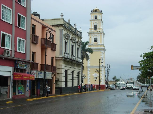 中心部から駅の方へ特に訳もなく歩いて見た。塔があるのはホリデイ・インホテル<br />