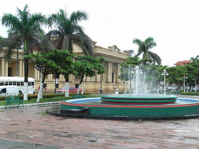 中心部から駅に行く通りにある建物。<br />