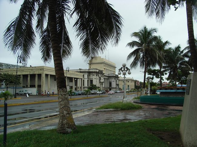 駅前から中心部の方向を見たところ。<br />
