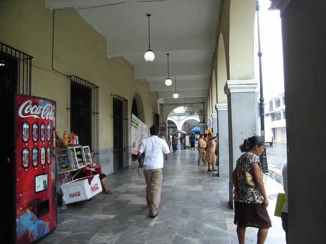中心部付近のバス乗り場。雨宿りに良かった。