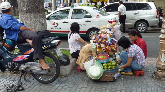 みんなダイスキ、お菓子にフルーツ、楽しい天秤の売り子さん。