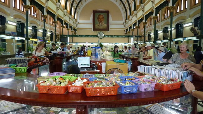 中に入ると、広々としたホールの手前にグッズ売り場が。<br />カレンダーや絵画、雑貨等が沢山あります。