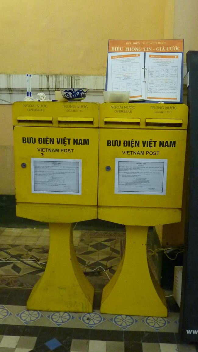 ポストの上にドンブリが〜！<br /><br />と、思ったら糊がはいってました。