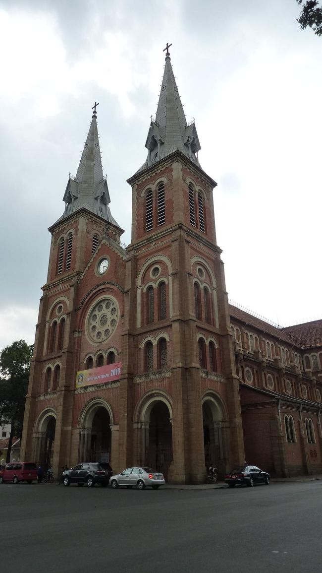 すぐ側の美しい聖母マリア教会。<br />レンガで出来ているそうです。