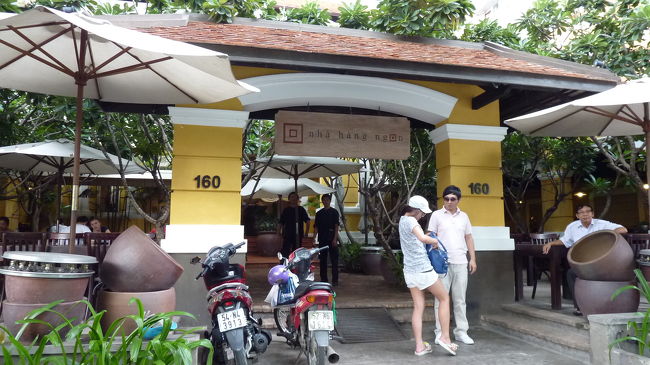 ランチはクアン・アン・ゴンQuan An Ngonにしましょう。<br />リサーチしてなければ、読めない所でした。<br />