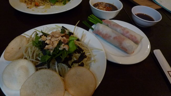 ソムタム。って言わないのかな？<br />青いパパイヤの辛いサラダ。<br />これも美味しい〜！<br />それに生春巻き。