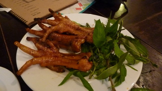 「スパイシーチキンの何とか」を頼んだら、これがぁ！<br /><br />意を決して食べたら、香ばしくて美味しかった。デス。<br /><br />後は、牛肉入り焼きフォーと、青いグアバのジュースとパイナップルジュースと、ICEのVINAコーヒー2杯を頼んで、全部で$23位。<br />安いね〜〜。