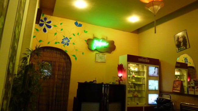 歩き回って疲れてきた頃、丁度旅行会社に頼んであったSPAに行く時間。<br /><br />車で数分の、「PALOMA SPA」です。<br />(MAC THI BUOI,DIST.1)<br /><br />地味めな店の雰囲気に、ちょっと怪しげな空気が漂いましたが・・・<br /><br />先ずは２階で花びらの浮かぶ足湯で順番を待って、そのあとアロマオイルの全身マッサージ。<br /><br />結果！<br />とっても丁寧で上手でした。<br />これでホテルまで送迎付き、７５分で＄25はお得〜！！