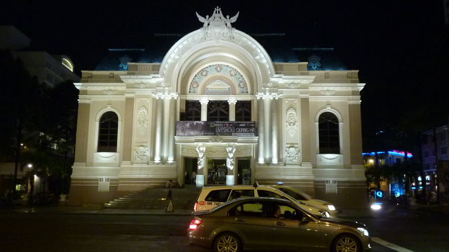 ライトアップされて美しく浮かび上がる市民劇場。<br /><br />さあ、明日はミトーのメコン川と、市内夜景＆ディナークルーズだ、早く帰って備えよう。<br /><br />③へ続く～<br />http://4travel.jp/traveler/hiyotomo/album/10502430/