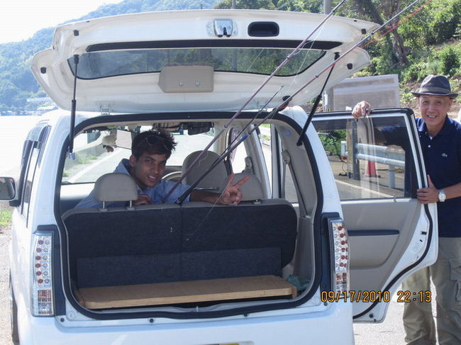 長い竿を積んで・・・後ろのドアを開けて走りました・・・