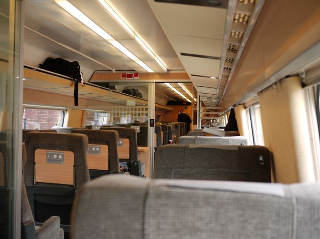 Ｘ２０００の一等旅客。<br />木目調がいいですね。