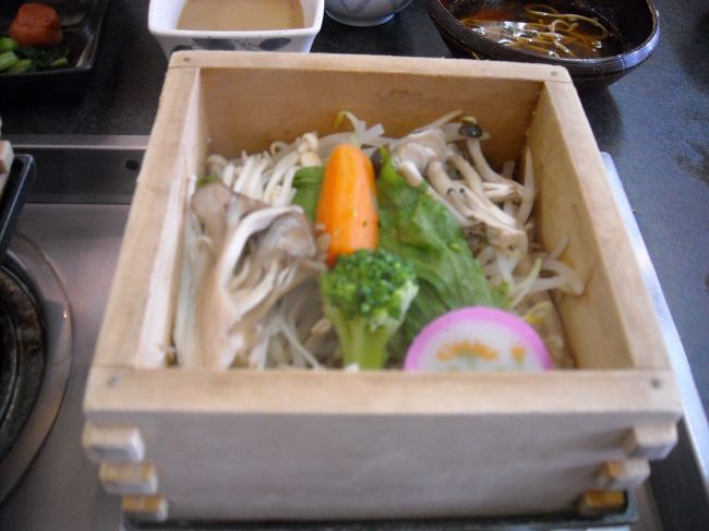 <br />温野菜は、ゴマだれをつけて食べる。