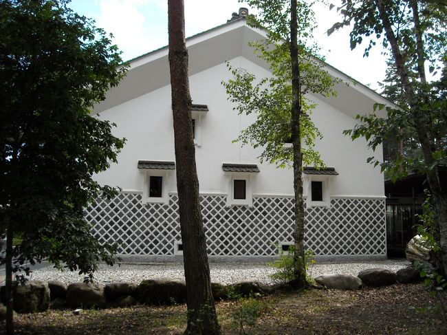 <br />蔵造りのレストランとみやげ物店。