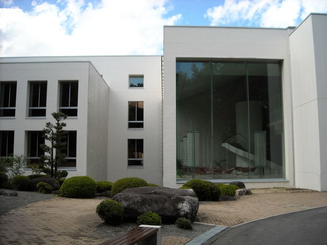 <br />工場の管理棟入り口。