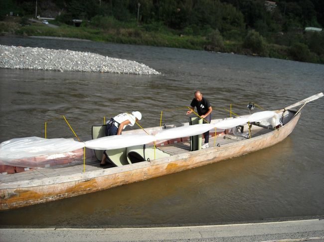 <br />天竜下りの出発地・弁天港に着く。<br /><br />この遊覧船は、３２人乗りです。