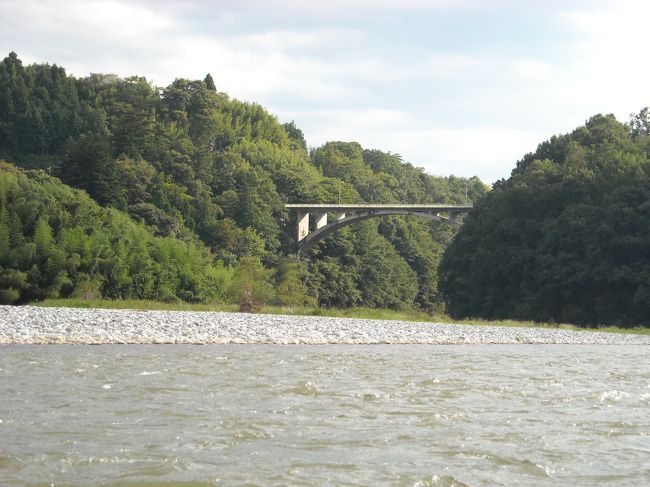 <br />二つの川が、合流するところに橋がありました。