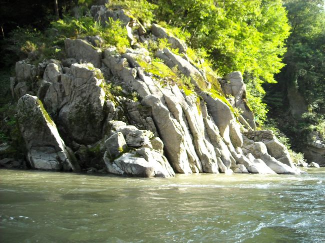 <br />瀞の中、かたちのよい自然石。<br />